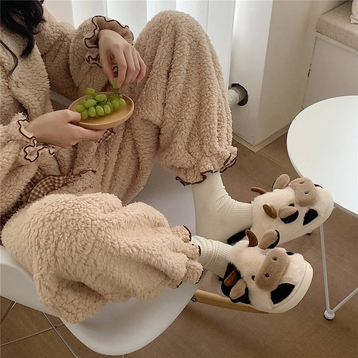 Cute Cow Animal Slipper For Womens shoes Girls Fashion Kawaii Soft Fluffy Winter Warm Slippers Woman Cartoon Milk Cow House Slippers Funny Shoes