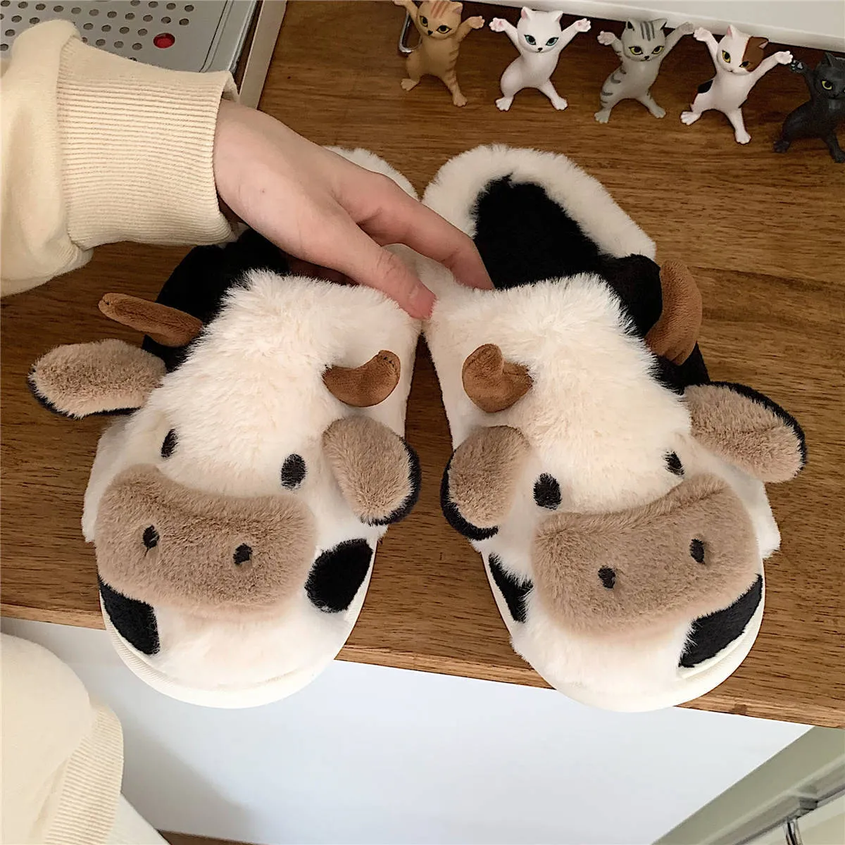 Cute Cow Animal Slipper For Womens shoes Girls Fashion Kawaii Soft Fluffy Winter Warm Slippers Woman Cartoon Milk Cow House Slippers Funny Shoes
