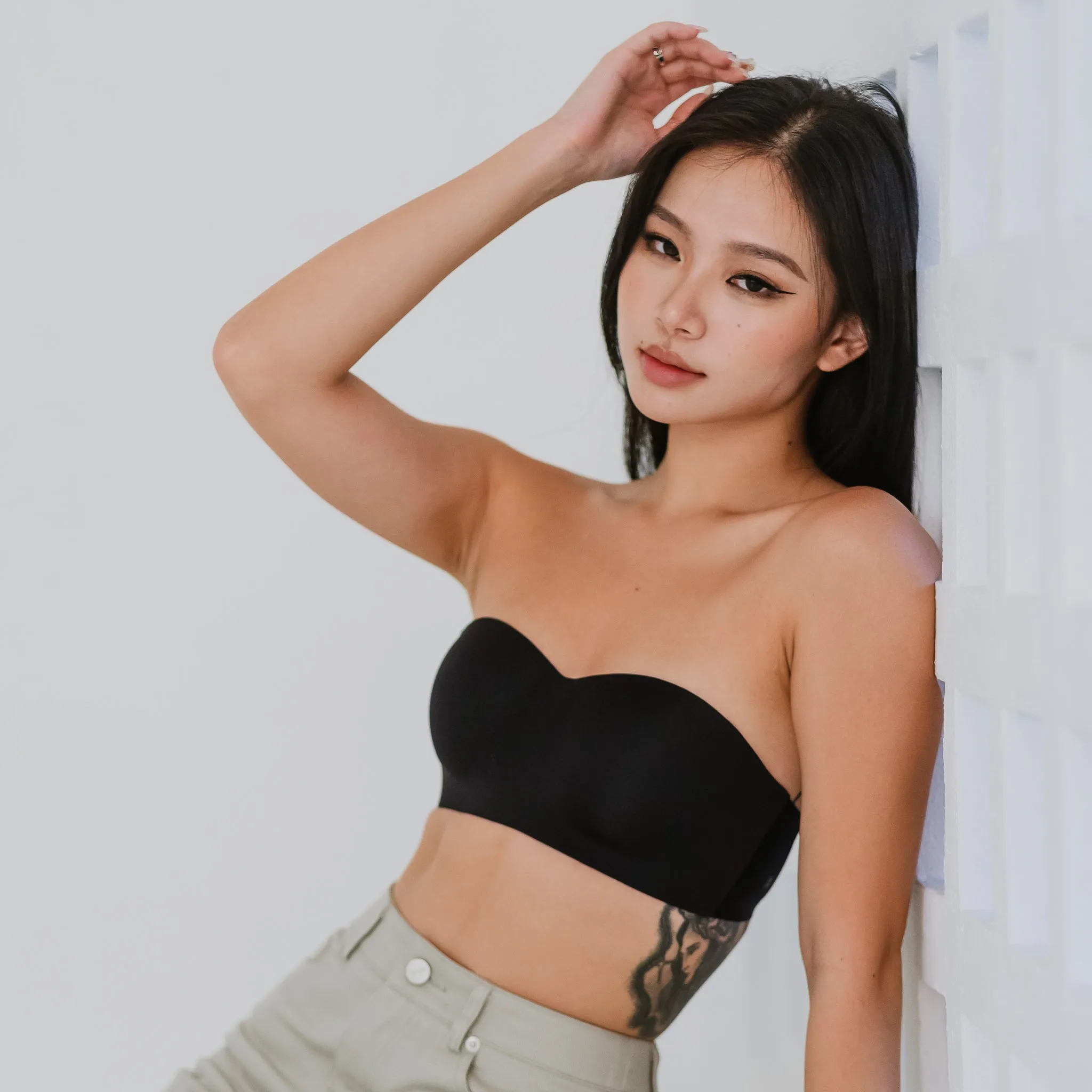 Full Scoop! Seamless Lightly-lined Anti-slip Strapless Wireless Bra in Black