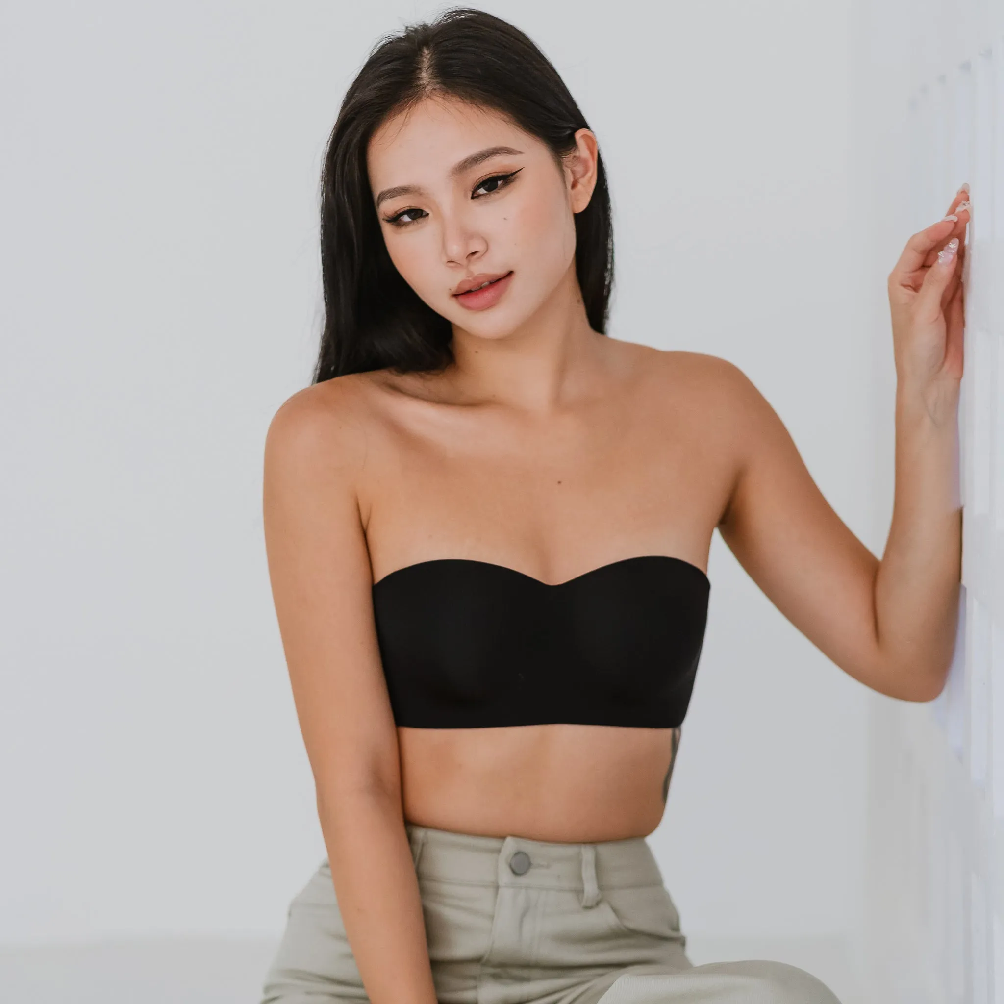 Full Scoop! Seamless Lightly-lined Anti-slip Strapless Wireless Bra in Black