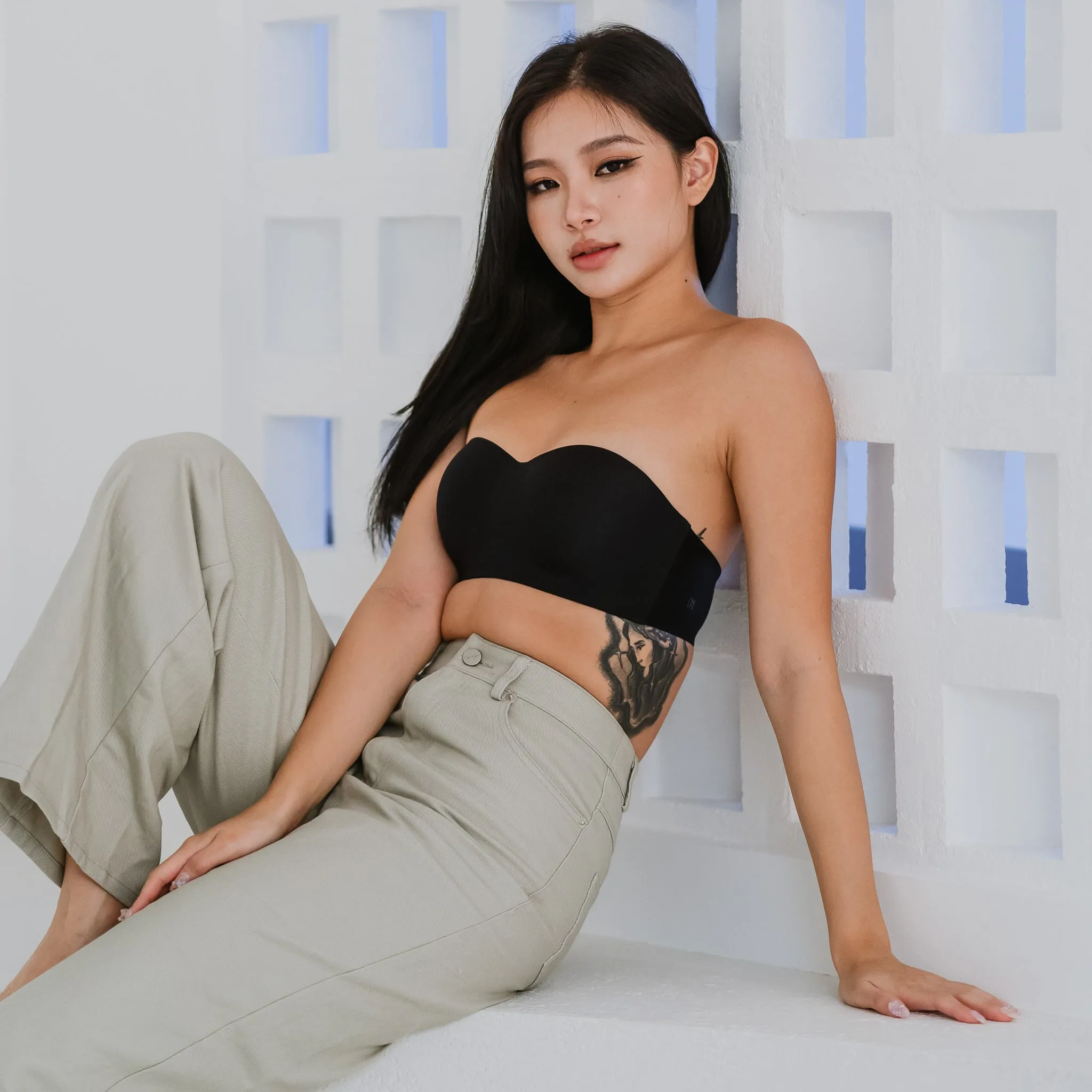 Full Scoop! Seamless Lightly-lined Anti-slip Strapless Wireless Bra in Black