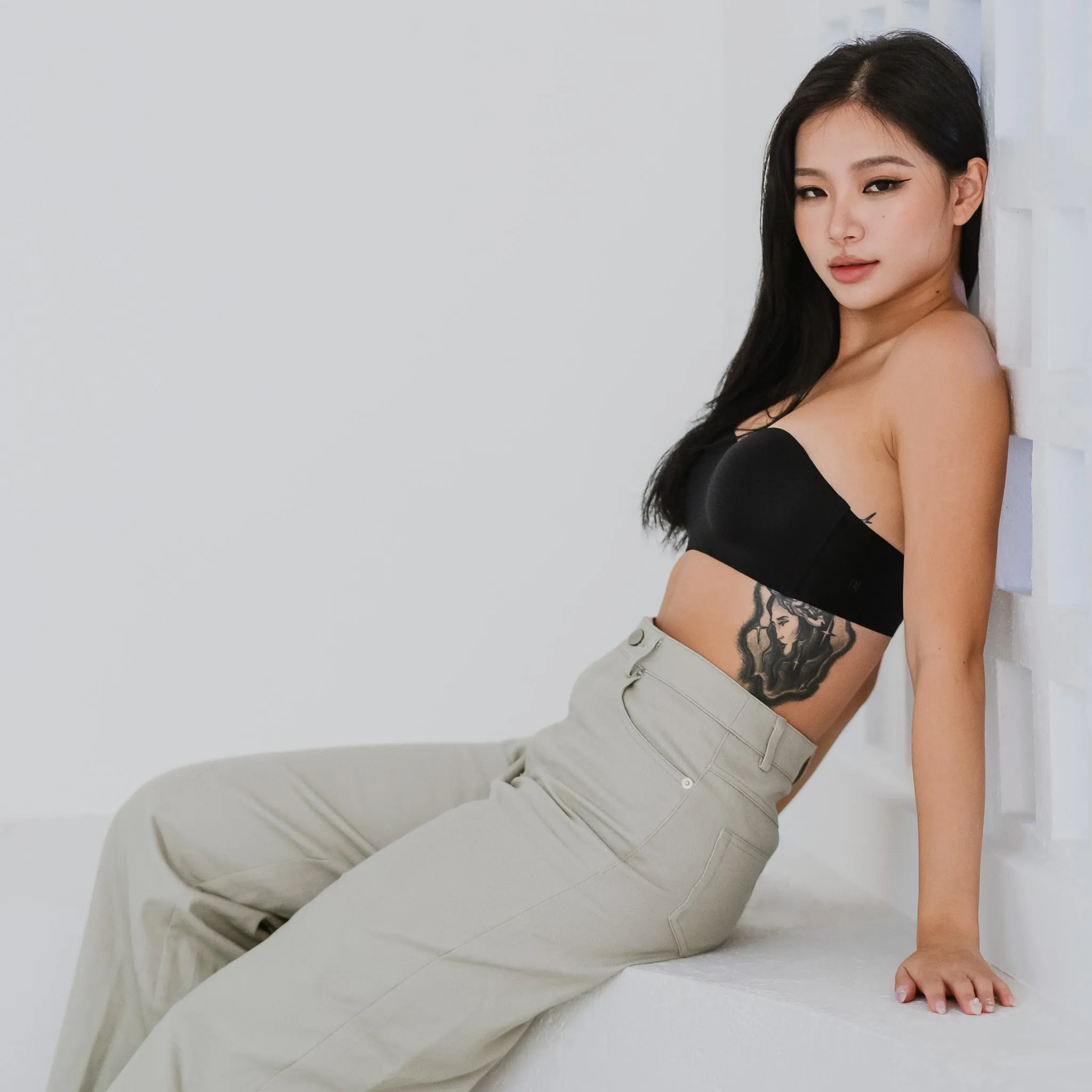 Full Scoop! Seamless Lightly-lined Anti-slip Strapless Wireless Bra in Black