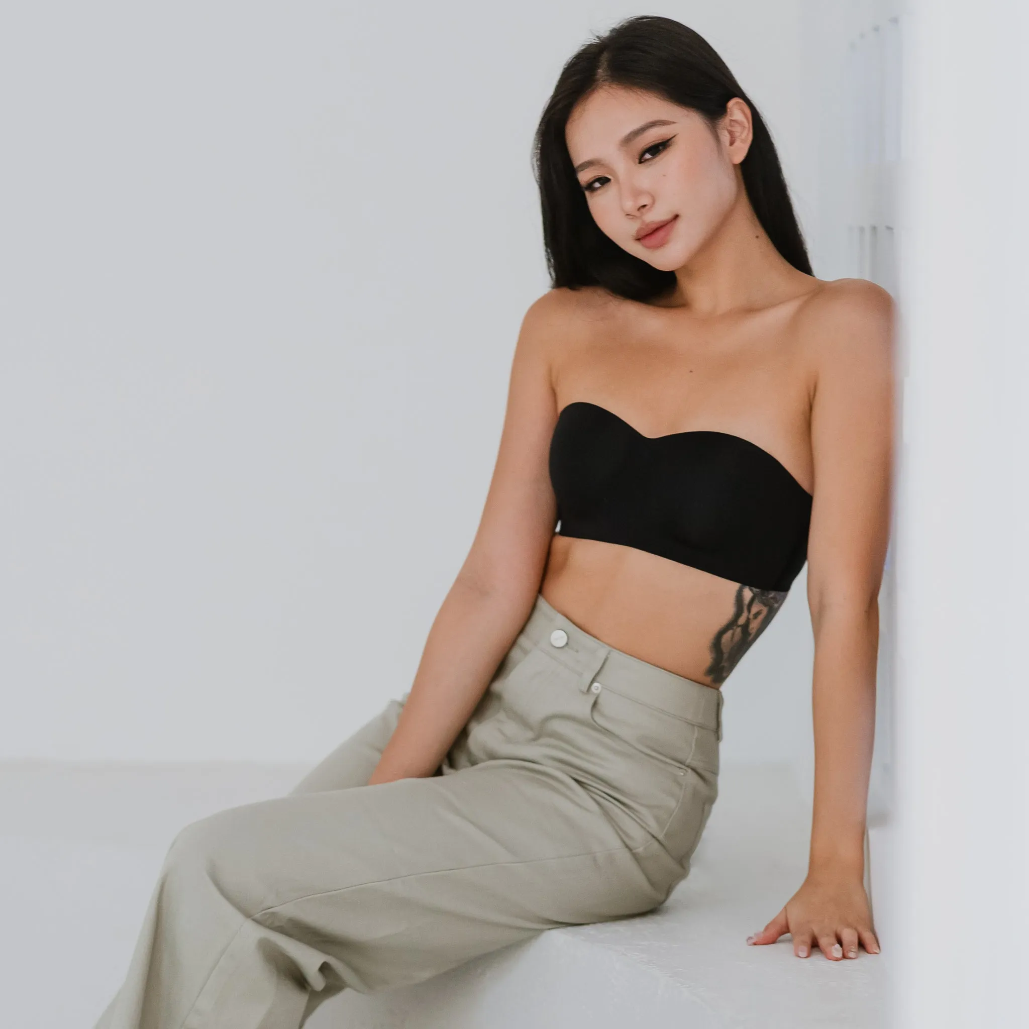 Full Scoop! Seamless Lightly-lined Anti-slip Strapless Wireless Bra in Black