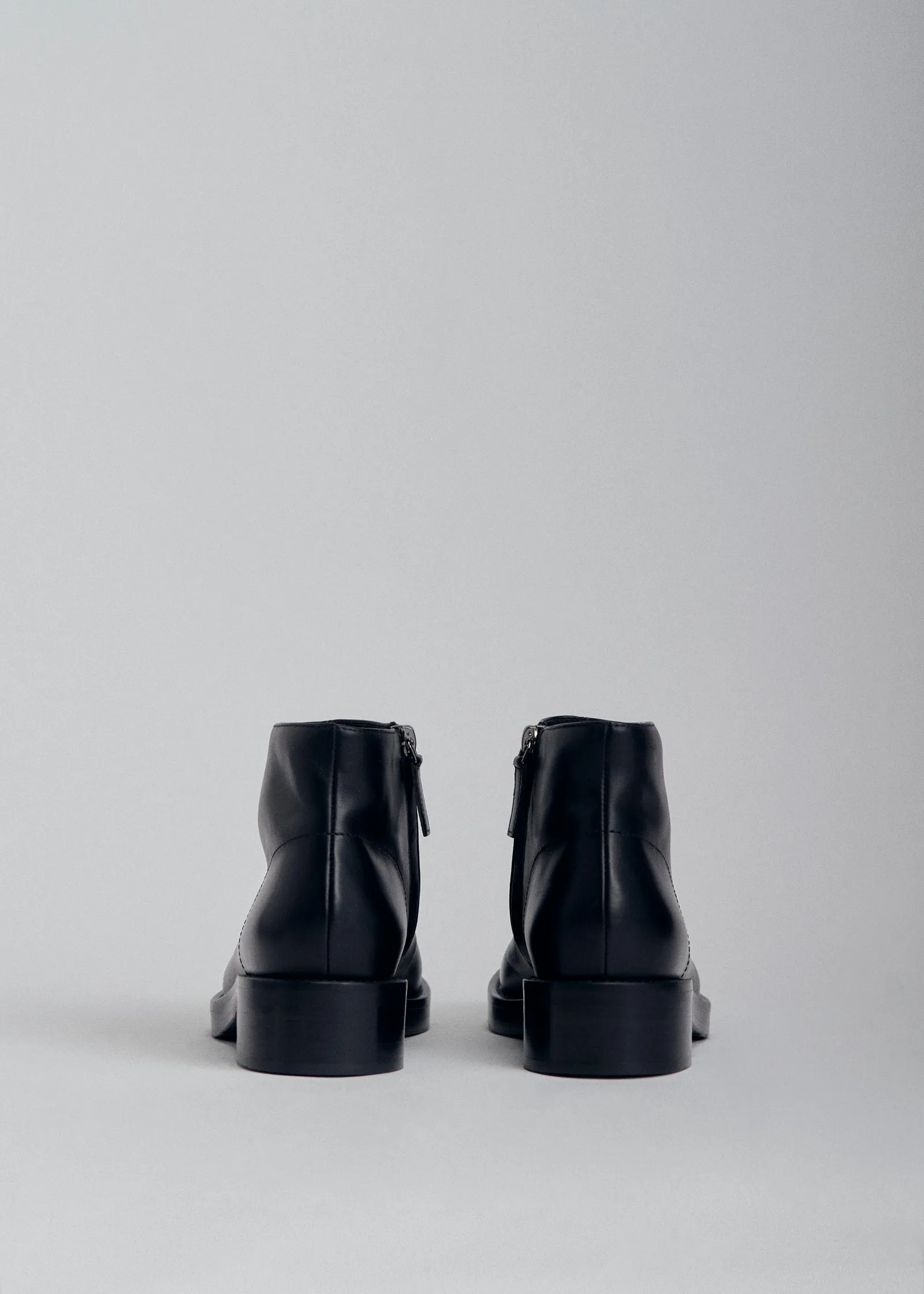 Low Ankle Boot in Leather - Black