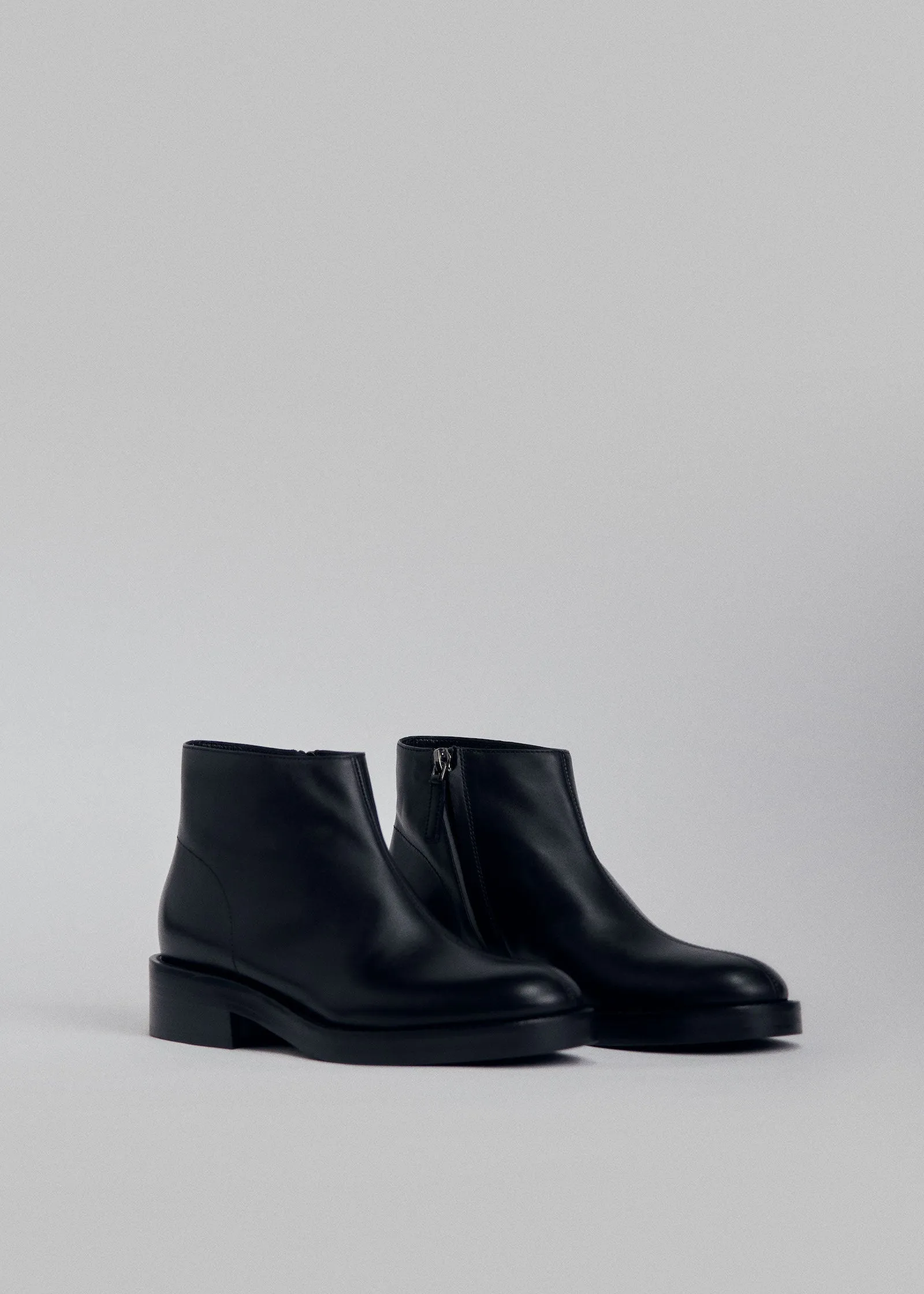 Low Ankle Boot in Leather - Black