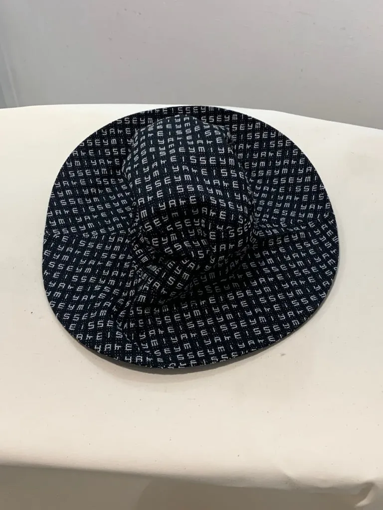Wide brimmed hat, black